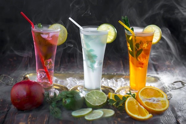 Alcoholische cocktail met fruit en ijs