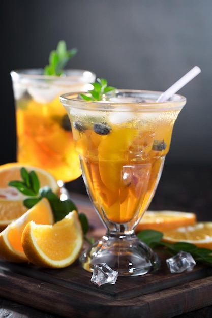 Alcoholische cocktail met fruit en ijs