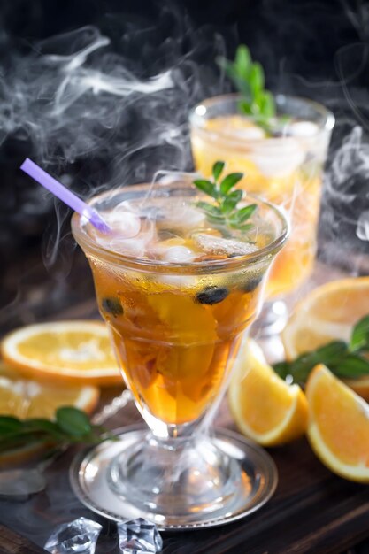 Alcoholische cocktail met fruit en ijs