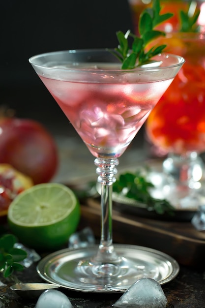 Alcoholische cocktail met fruit en ijs