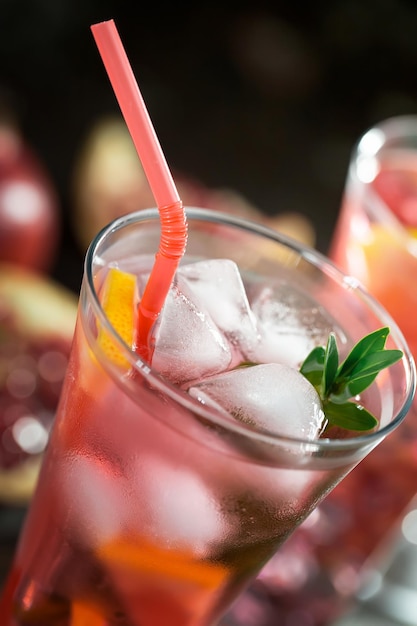 Alcoholische cocktail met fruit en ijs