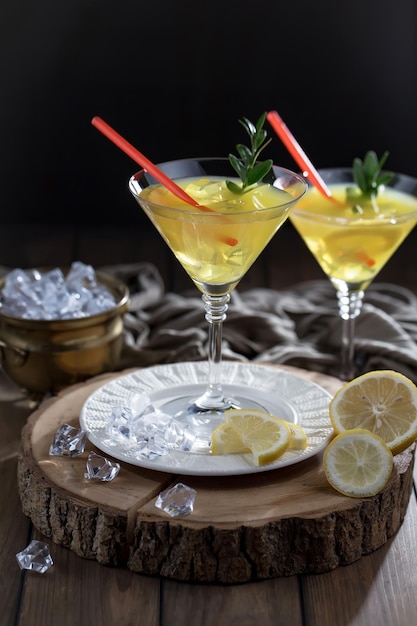 Alcoholische cocktail met fruit en ijs