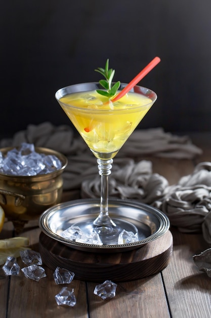 Alcoholische cocktail met fruit en ijs