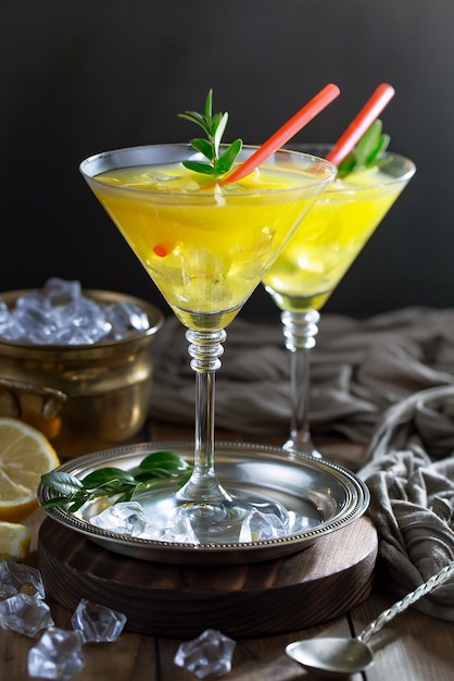 Alcoholische cocktail met fruit en ijs