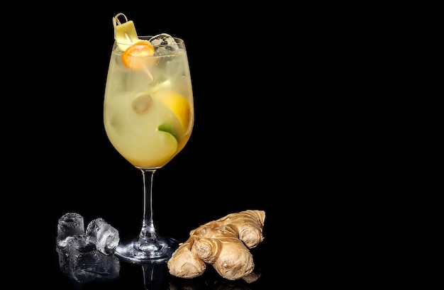 Alcoholische cocktail met gemberlimoen en sinaasappel op een zwarte achtergrond