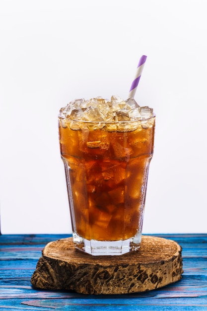 Alcoholische cocktail met rum en ijs en cola