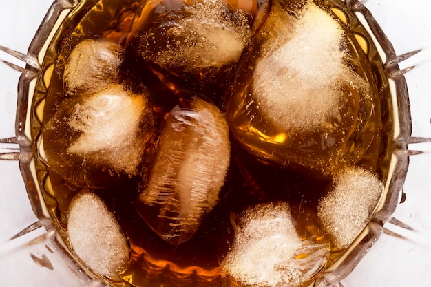 Alcoholische cocktail met rum en ijs