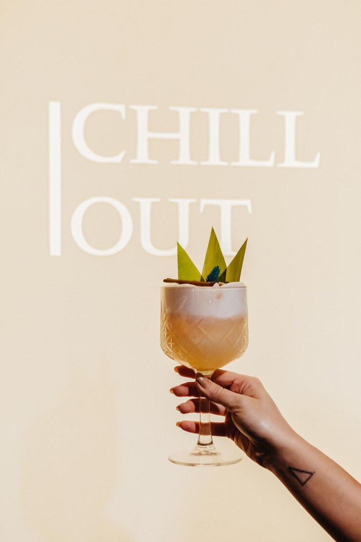 Foto alcoholische cocktail met sap en bloemen