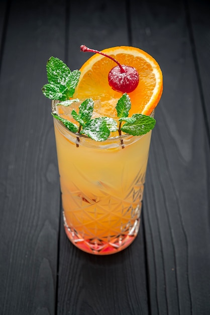 Alcoholische cocktail met sinaasappelsap