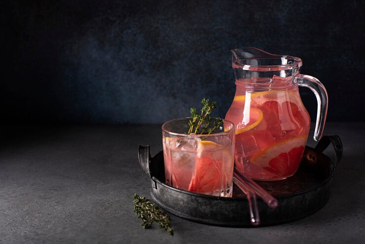 Alcoholische cocktail met wodka en grapefruitsap in een glas