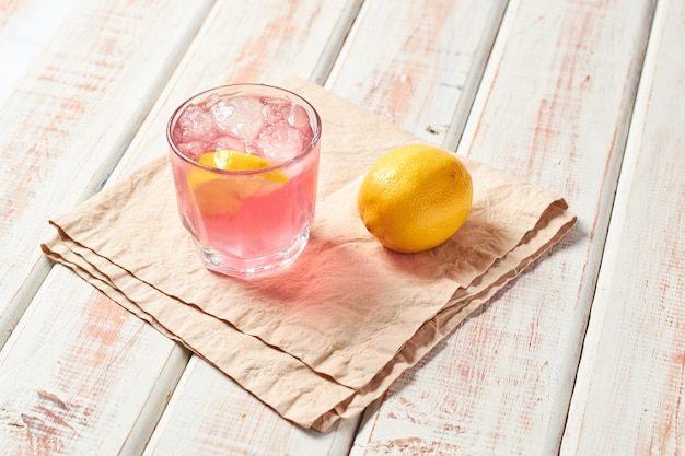 Alcoholische cocktail negroni met ijs en schijfje citroen