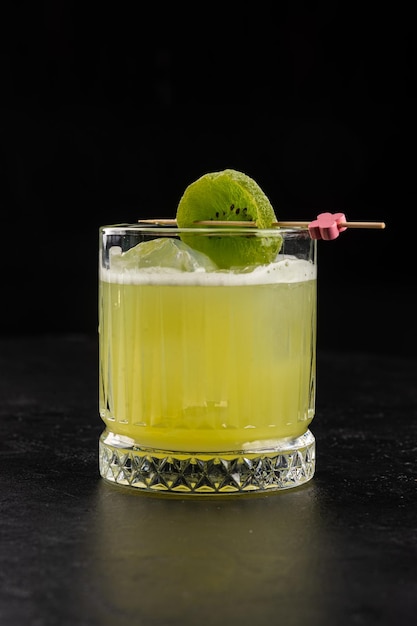 Alcoholische cocktail op zwarte achtergrond