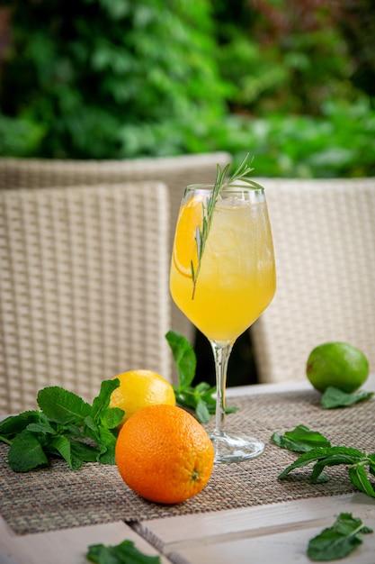 Alcoholische cocktail Sinaasappel gin met rozemarijn strand verfrissing cocktail aan de bar