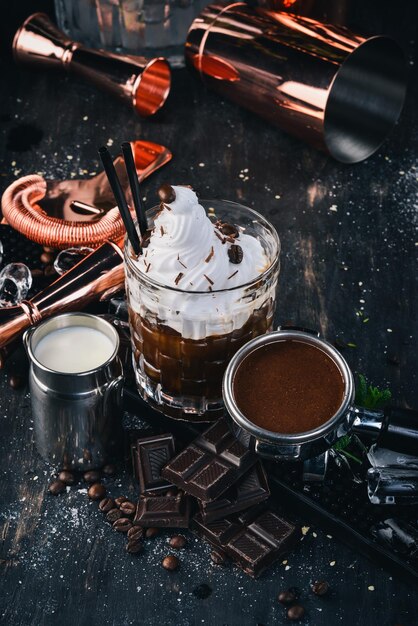 Alcoholische cocktail Witte Russische koffielikeur op een zwarte houten achtergrond