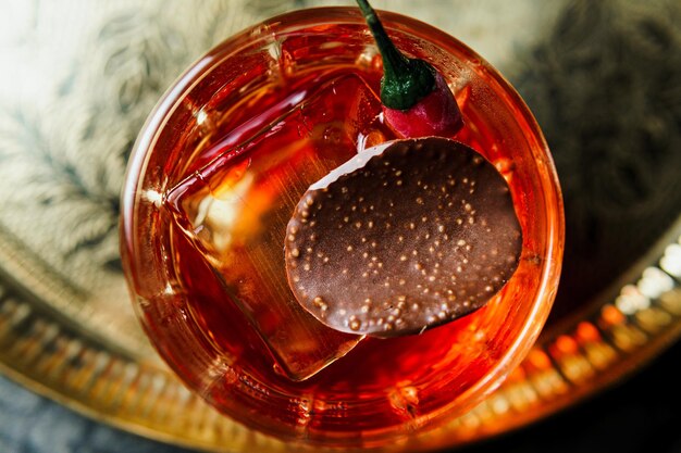 Foto alcoholische drank een cocktail met whisky of cognac op de tafel close-up donkere achtergrond