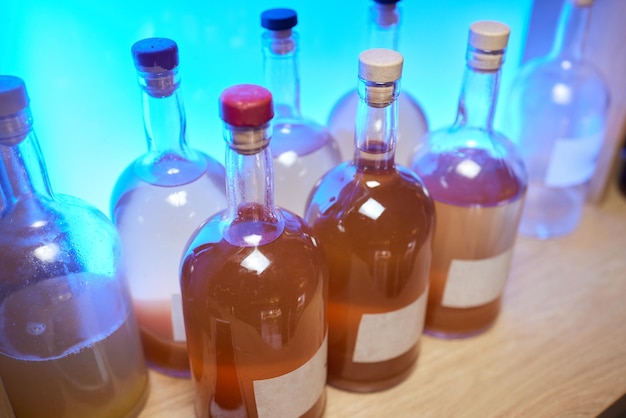 Alcoholische drank tinctuur met behulp van een slang alcoholische drank doordrenkt met slangengif zelfgemaakte alcohol wit