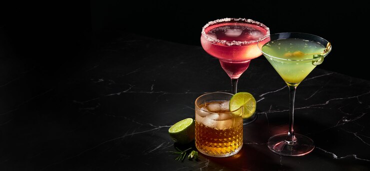 Alcoholische en niet-alcoholische cocktails op een donkere marmeren tafel zomerse versnaperingen