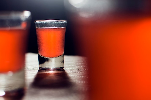 Alcoholische glazen op tafel