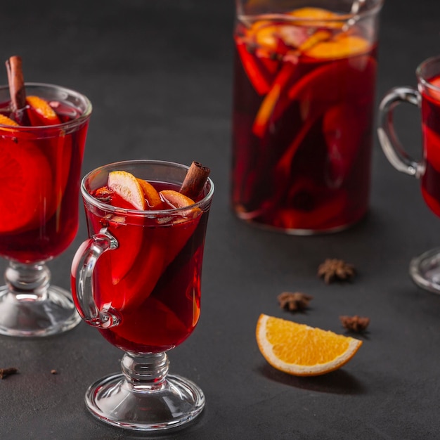 Alcoholische glühwein met fruitkruiden op een donkere achtergrond, traditionele alcoholische drank Kerstmis