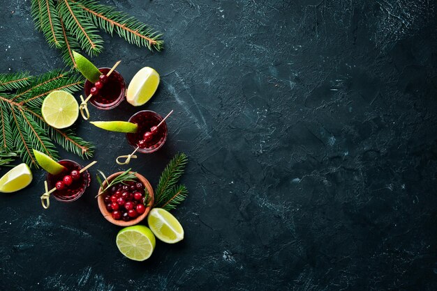 Alcoholische likeur van een cranberry in een glas Cranberry limoen rozemarijn Op een rustieke achtergrond Bovenaanzicht Vrije ruimte voor uw tekst