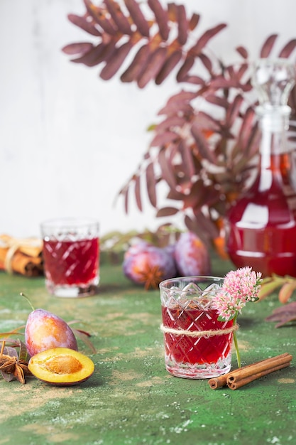 Alcoholische pruimentinctuur met steranijs, kaneel en kruidnagel