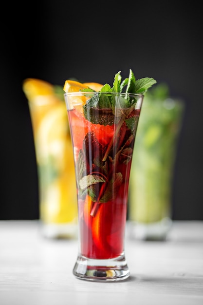 Alcoholische rode cocktail met munt in een glazen beker Het assortiment dranken Concept voor drankjes zomerhitte alcoholfeest en bar