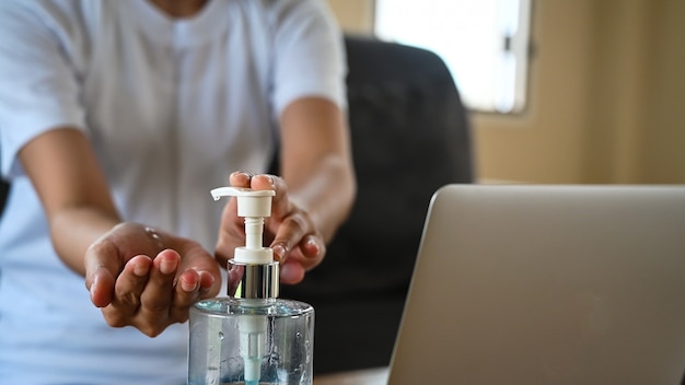 Alcoholische vrouwen wassen hun handen van flessen