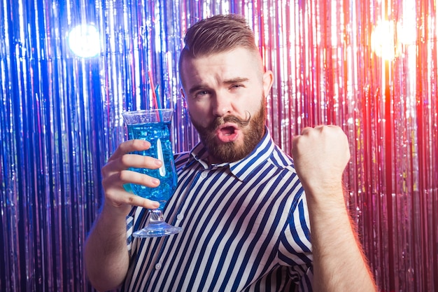 알코올 중독, 재미, 바보 개념 - 나이트클럽에서 파티에서 술취한 남자.