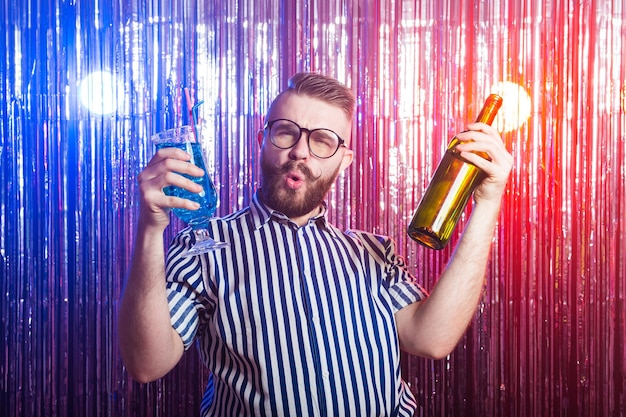 Alcoholisme, plezier en dwaas concept - Dronken gekke kerel op een feestje in een nachtclub.