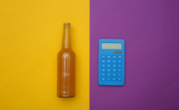 Alcoholkosten. Bierfles en rekenmachine op een paars-gele achtergrond. Bovenaanzicht