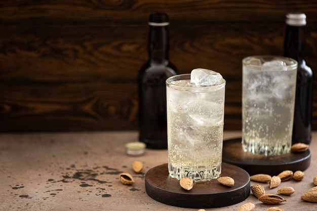 Alcoholvrij gemberbier met ijs in hoge glazen op een houten tafel