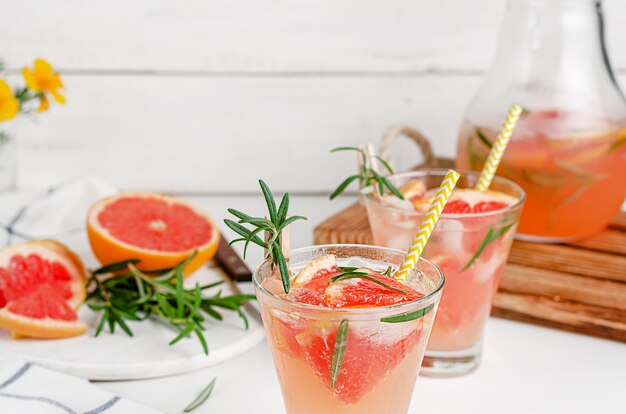 Alcoholvrije cocktail van grapefruitsap en rozemarijn. Gezond drinken, kopie ruimte