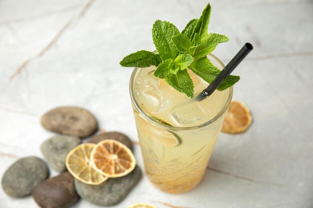 alcoholvrije cocktaillimonade Met muntijslimoen op een grijze tafel