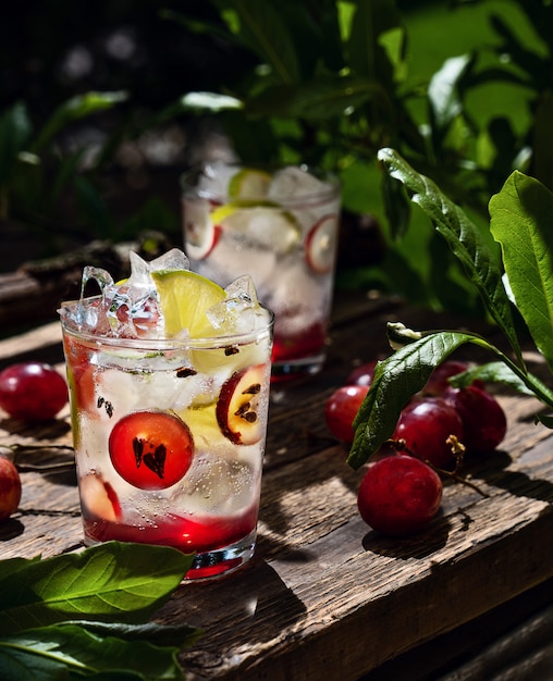 Alcoholvrije druiven-limoen limonade met ijs in glazen op de houten plank