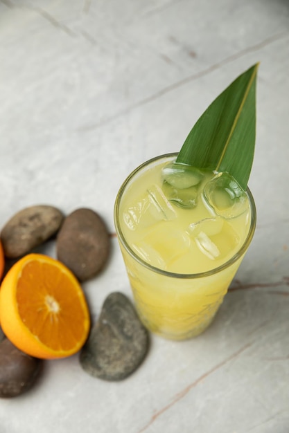 alcoholvrije verfrissende cocktail in de hitte limonade Met ijs op een grijze tafel