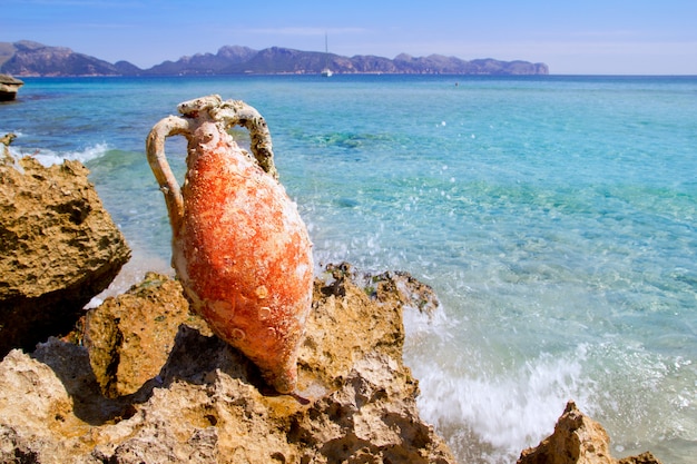 Photo alcudia beach mallorca with roman amphora