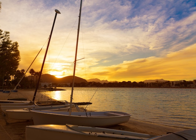 Alcudia majorca bij zonsondergang op het strand mallorca