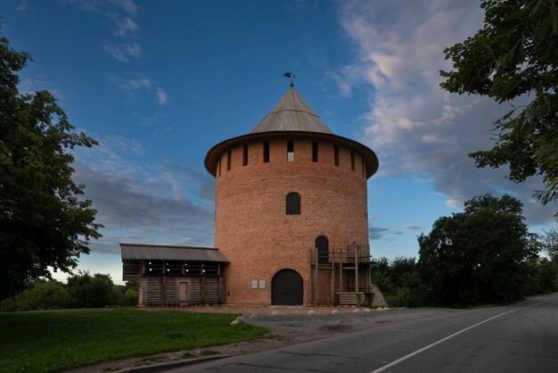 Alekseevskaya Witte Toren op een zomerochtend Veliky Novgorod Rusland