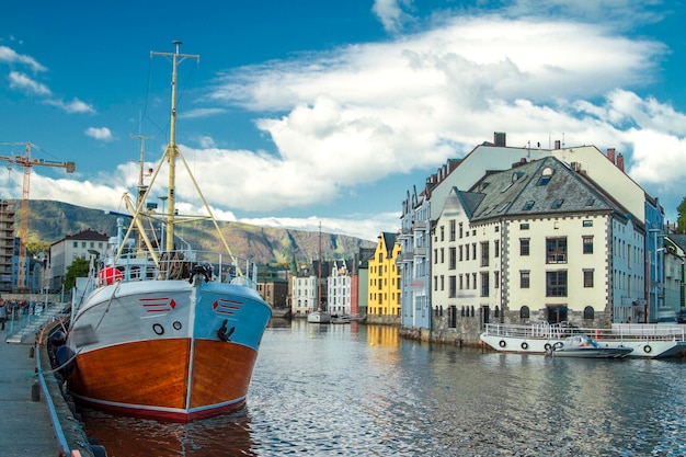 Foto alesund is een stad in het noors