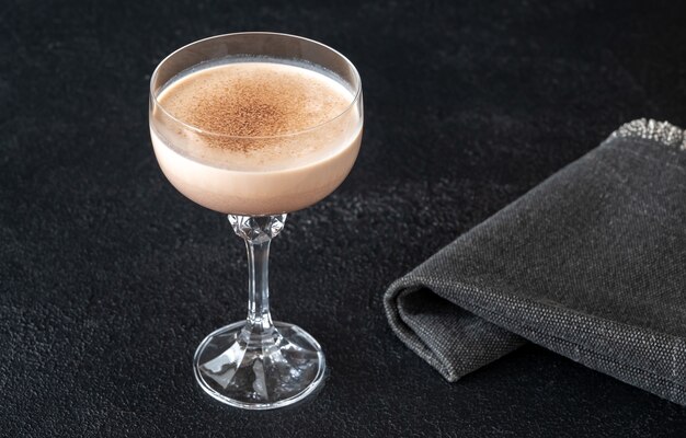 Alexander cocktail gemaakt van cognac, room en creme de cacao