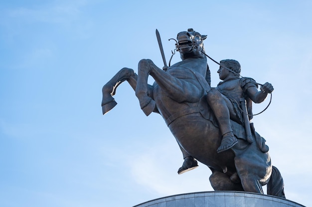 Foto statua di alessandro magno a skopje, in macedonia