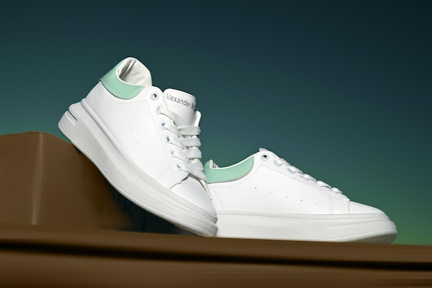 Alexander mcqueen damesschoenen leren sneakers witte high fashion streetwear trend sky