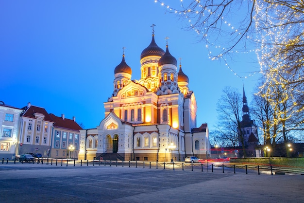 Photo alexander nevsky cathedral at night in tallinn