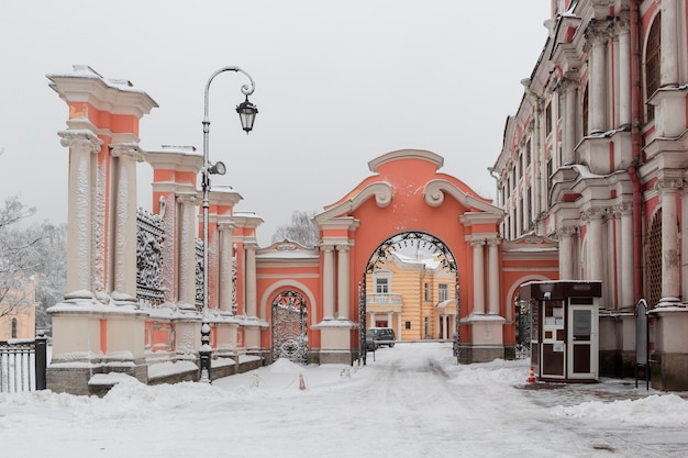 アレクサンドルネフスキー大修道院と凍るような雪の冬の日、サンクトペテルブルク、ロシアの修道院