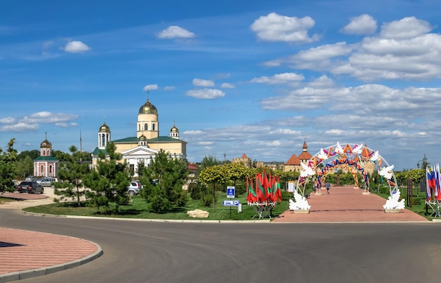 Photo alexander nevsky park and tighina fortress in bender transnistria or moldova on a sunny summer day