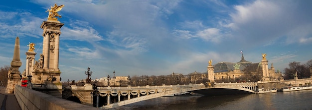 Мост Александра III в солнечный день в Париже, Франция