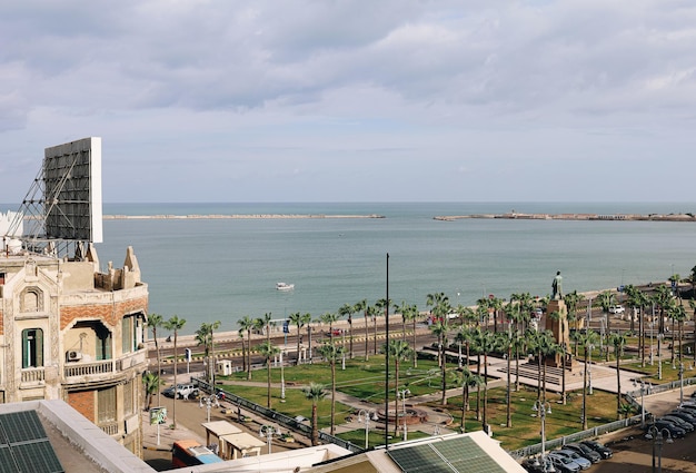 Photo alexandria, egypt - 12.11.2021: alexandria square and sea view with saad zaghloul monument historial old city view, arabic touristic destination