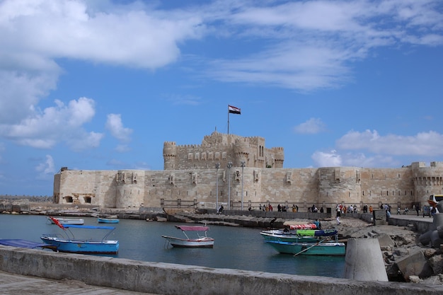 Alexandrië, Egypte - oktober 2022 Citadel Qaitbay fortkasteel op zonnige dag met Egyptische vlag