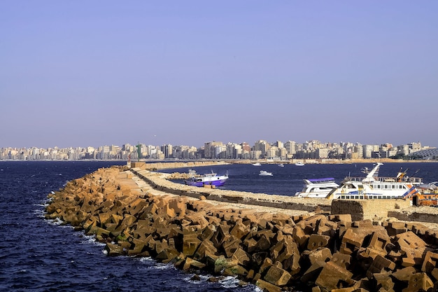 Alexandrië egypteoktober 2018 traditionele gebouwen en middellandse zee in alexandrië, egypte