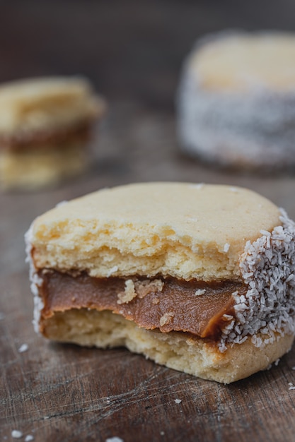 Biscotti alfajores su legno vecchio